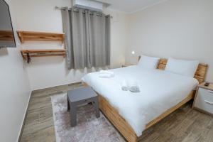 Un dormitorio con una cama grande en una habitación. en לה וילה - וילה משפחתית עם בריכה פרטית מחוממת ומקורה, en Bet Dagan 12 fotos más