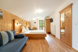 En eller flere senge i et værelse på Landhaus Am Fellhorn