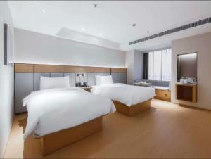 Giường trong phòng chung tại JI Hotel Shanghai Jing'an Temple Kangding Road