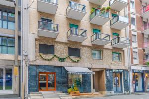 un immeuble d'appartements avec balcon dans une rue de la ville dans l'établissement Bari Antica Boutique B&B, à Bari