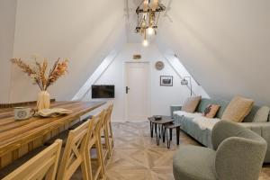 una sala de estar con una mesa y un sofá en Apartamenty Odkryj-Bialke, en Białka Tatrzanska
