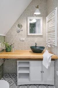 un baño con lavabo y espejo en Apartamenty Odkryj-Bialke, en Białka Tatrzanska 38 fotos más