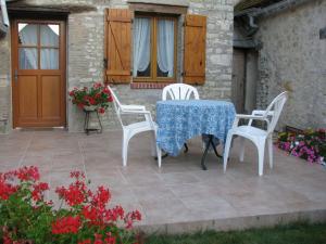 Nancray-sur-Rimardeにある"Chambre Rose", L'Ancienne Poterieの花の咲くパティオ(テーブル、椅子付)