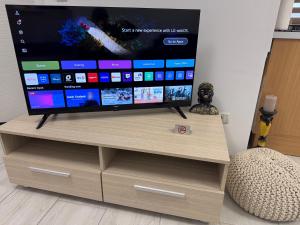 Μια τηλεόραση ή/και κέντρο ψυχαγωγίας στο CRISTAL Apartament Căpșunilor nr 2