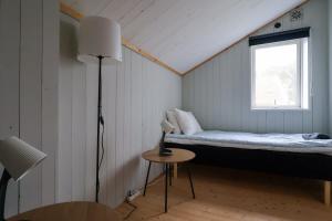 En eller flere senge i et værelse på Workers - Families Apartment - 4 Beds - Near Volvo