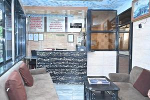 un restaurante con un bar con sofás y mesas en Hotel Ajanta, en Bombay 36 fotos más