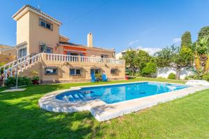 a house with a swimming pool in the yard at Casa de los Limones by Michael FAMILY VILLA NEAR PUERTO MARINA in Benalmádena