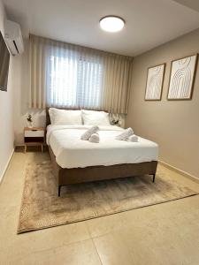 Ένα ή περισσότερα κρεβάτια σε δωμάτιο στο Ramon Palms +11 φωτογραφίες