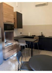 een keuken met een tafel en stoelen in een kamer bij Portale dei Soli 2 in Rolo