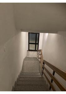 een trap in een gebouw met een raam bij Portale dei Soli 2 in Rolo