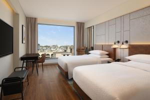 Postel nebo postele na pokoji v ubytování Four Points by Sheraton Amritsar, Mall Road