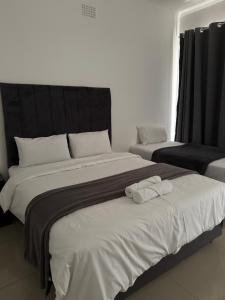 Postel nebo postele na pokoji v ubytování khayelihle guest house + 32 fotografií