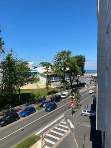eine Straße mit Autos, die an einer Straße geparkt sind in der Unterkunft Appartement face Nausicaa in Boulogne-sur-Mer