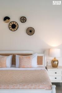 Ένα ή περισσότερα κρεβάτια σε δωμάτιο στο StayVista at Ekan By The Sea - Pool, WiFi