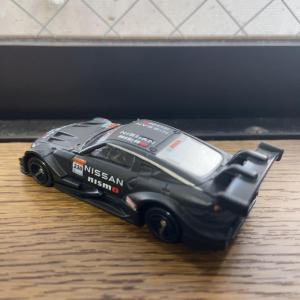 a black toy car is sitting on a table at Waen和園 in Wada