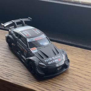 a toy car sitting on top of a wooden table at Waen和園 in Wada