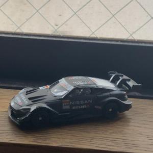 a black toy car sitting on a table at Waen和園 in Wada
