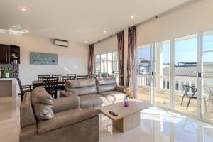 Et opholdsområde på V274 Prime Location Large Terrace Pool View BBQ