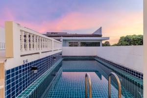 Swimmingpoolen hos eller tæt på V274 Prime Location Large Terrace Pool View BBQ