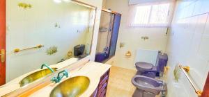 een badkamer met een wastafel en een toilet bij Villagalicia360 in Bergondo