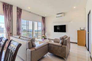 Et tv og/eller underholdning på V274 Prime Location Large Terrace Pool View BBQ