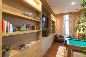 Μια τηλεόραση ή/και κέντρο ψυχαγωγίας στο Logis Hôtel du Haut-Bugey