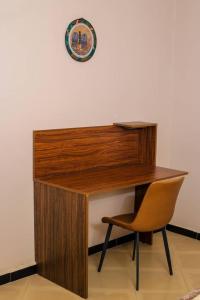 KisoroにあるBetimu Residenceのデスク(椅子付)、壁掛け時計