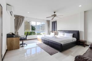 En eller flere senge i et værelse på V274 Prime Location Large Terrace Pool View BBQ + 46 billeder