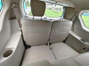 vista sui sedili posteriori di un’auto di My Taxi Cab a Ahmedabad