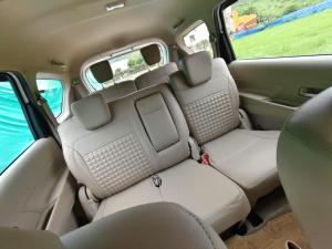 un sedile posteriore vuoto di un'auto con i sedili posteriori chiusi di My Taxi Cab a Ahmedabad