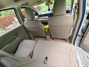 vista sui sedili posteriori di un’auto di My Taxi Cab a Ahmedabad