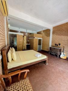 1 dormitorio con 1 cama grande en una habitación de ladrillo en Nature Transit villa, 