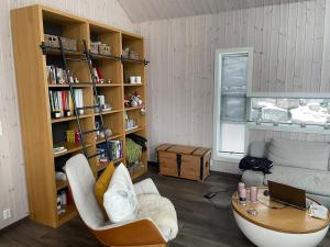 una sala de estar con un sofá y una mesa en Cabin on hardangerfjord, 