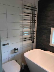 Un baño con bañera blanca y un inodoro. en Cabin on hardangerfjord,  67 fotos más