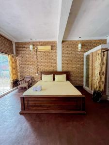 Nature Transit villa : غرفة نوم بها سرير كبير في الغرفة