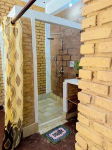 Nature Transit villa : حمام مع دش في جدار من الطوب