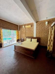 Nature Transit villa : غرفة نوم بسرير كبير ونافذة كبيرة +11 صورة