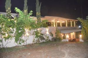 Casa Aranya - A Heritage Retreat في مونت ابو: منزل فيه اضاءه في الليل