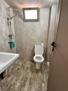 een badkamer met toilet, wastafel en raam bij bedroom double bed private bathroom in Agadir