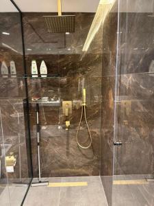 Koupelna v ubytování Luxury Sea View Hotel Apartment