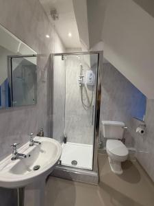 Un baño con ducha, lavabo e inodoro. en The Mary Arden Inn, en Stratford-upon-Avon