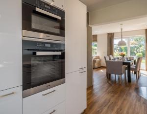 una cucina con piano cottura e una sala da pranzo di Dacklünen a Wenningstedt