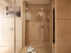 una doccia con una porta in vetro in un bagno di Dacklünen a Wenningstedt Altre 31 foto