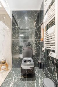 uma casa de banho com uma parede em mármore preto e branco em Exceptional apartment em Aix-en-Provence mais 28 fotografias