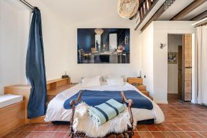 um quarto com uma cama com um edredom azul em Exceptional apartment em Aix-en-Provence