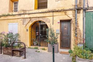um prédio antigo com uma porta e um parquímetro em Exceptional apartment em Aix-en-Provence