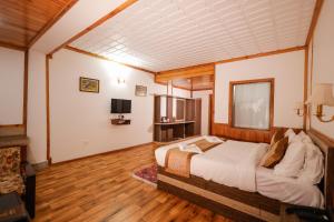 Una televisión o centro de entretenimiento en Buddha Retreat