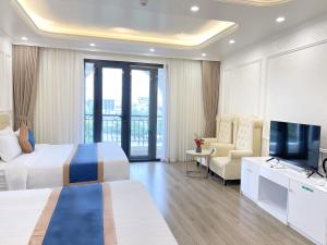 Телевизор и/или развлекательный центр в Chemisit Nội Bài Airport Hotel