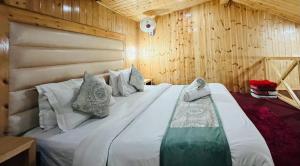 Giường trong phòng chung tại Pinewood Inn