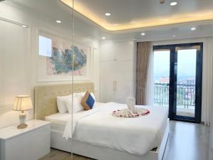 Кровать или кровати в номере Chemisit Nội Bài Airport Hotel